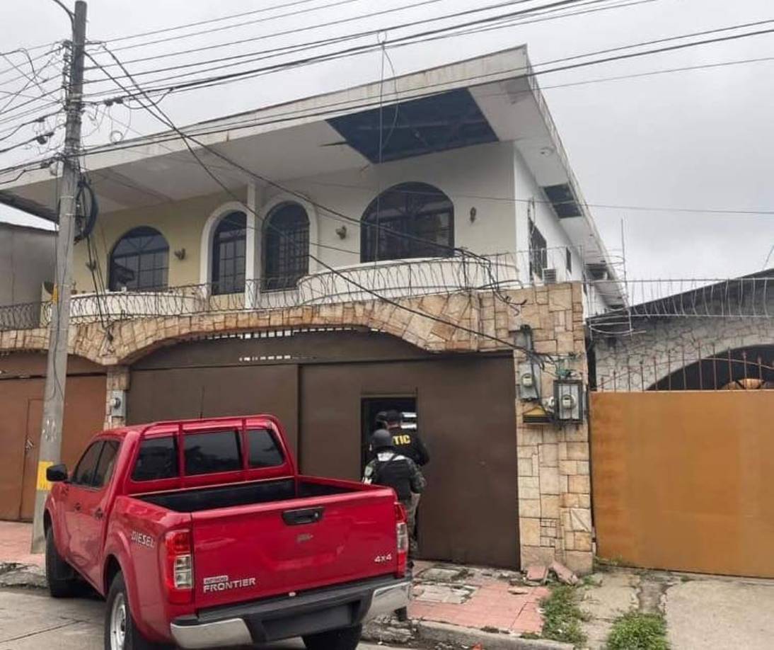 En el allanamiento se decomisaron varios aparatos telefónicos que serán objeto de pericias previa autorización del juzgado con jurisdicción nacional. 