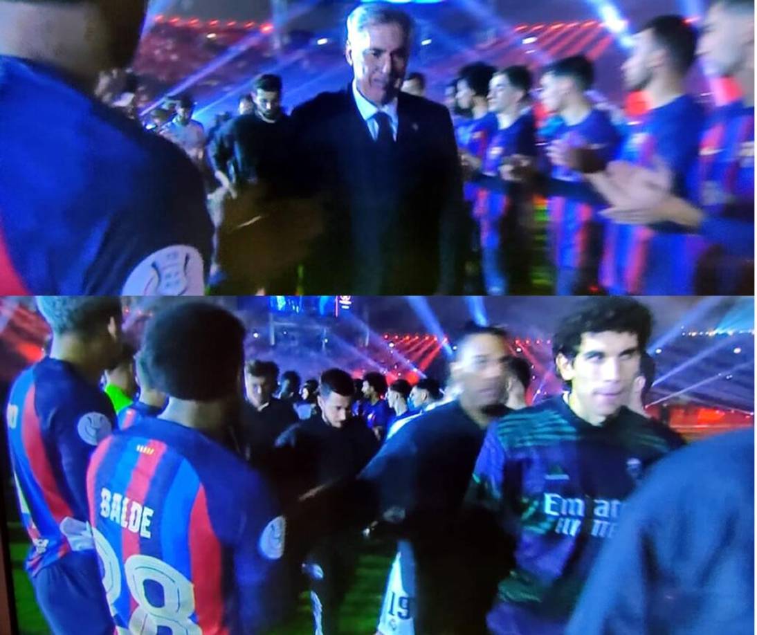 Los jugadores del FC Barcelona le hicieron un pasillo al Real Madrid cuando pasaron a recoger las medallas de subcampeones.