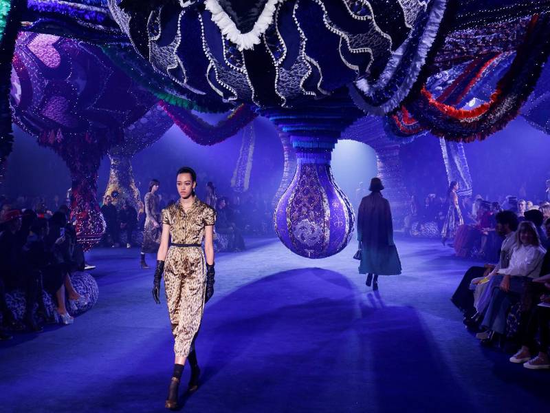 El negro y el blanco fueron el binomio preferido en la pasarela, si bien destacaron algunos estampados como impresionistas, sobre vestidos con escote cruzado, gabardinas o faldas, realizados como con brochazos de azul eléctrico, rojo, amarillo y verde.