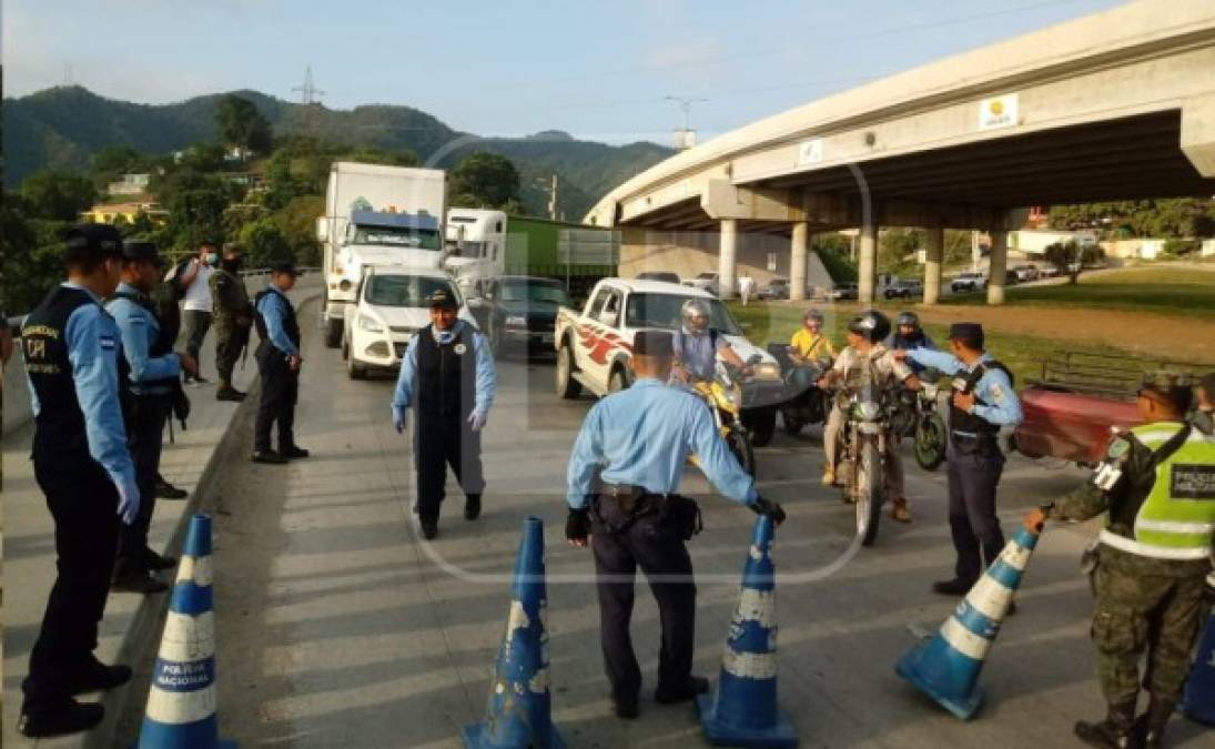 Además, la Policía Nacional mantiene a 17,000 efectivos en apresto, cumpliendo la labor de auxilio en las diferentes patrullas para el traslado de las personas sospechosas del virus.