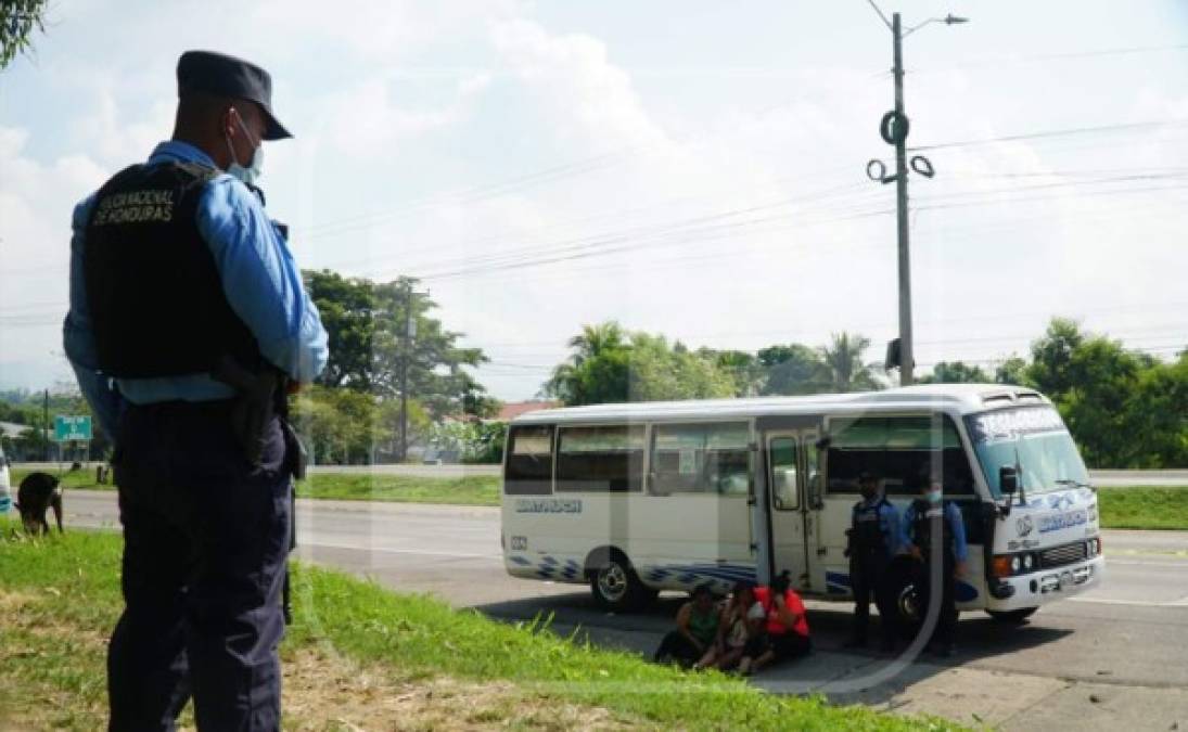 Tras el ataque, familiares llegaron a la escena a constatar el trágico incidente y al observar el cadáver del jóven calleron desconsolados al suelo ante la vista de decenas de testigos.