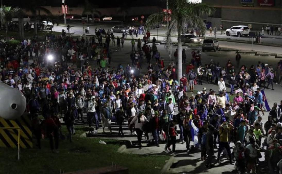 <br/>Los migrantes, más de un millar, partieron de la estación de autobuses del servicio interurbano de la ciudad de San Pedro Sula, en el norte de Honduras, con una bandera del país y coreando consignas de protesta.