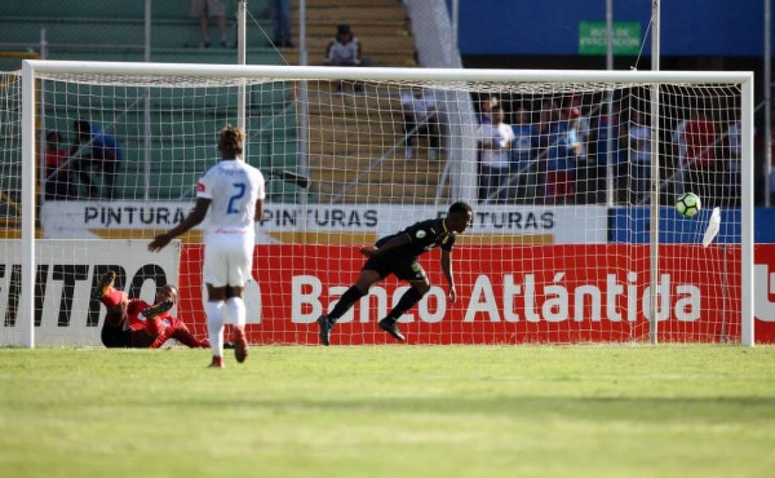 Darixon Vuelto corre a celebrar su gol contra el Olimpia.