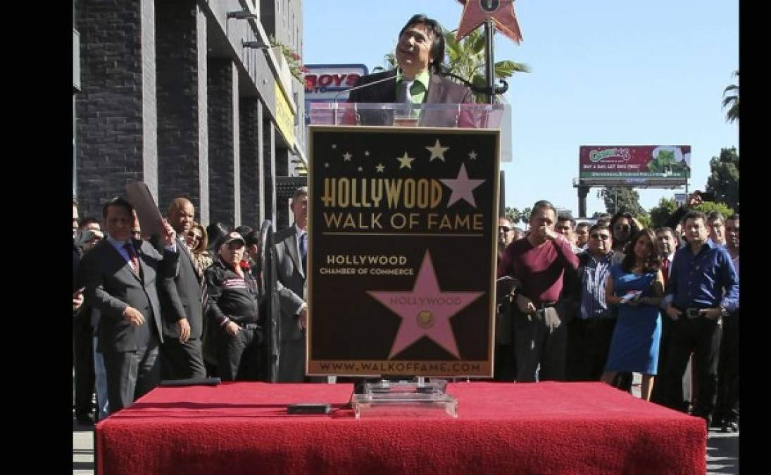 El personaje de radio hondureño Renan Almendarez Coello conocido en la radio como 'El Cucuy de la Mañana', fue galardonado con la estrella 2,535 del Paseo de la Fama de Hollywood en la categoría radio.