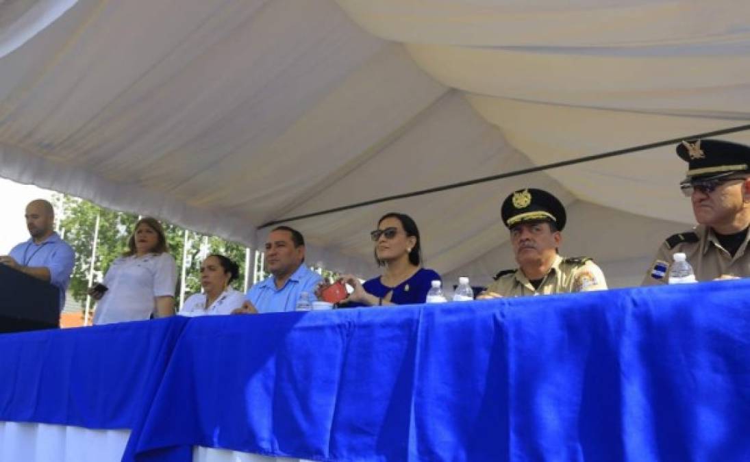 Autoridades de la alcaldía de San Pedro Sula y de la Dirección de Educación de Cortés junto a representantes de las Fuerzas Vivas encabezaron la mesa principal del evento.