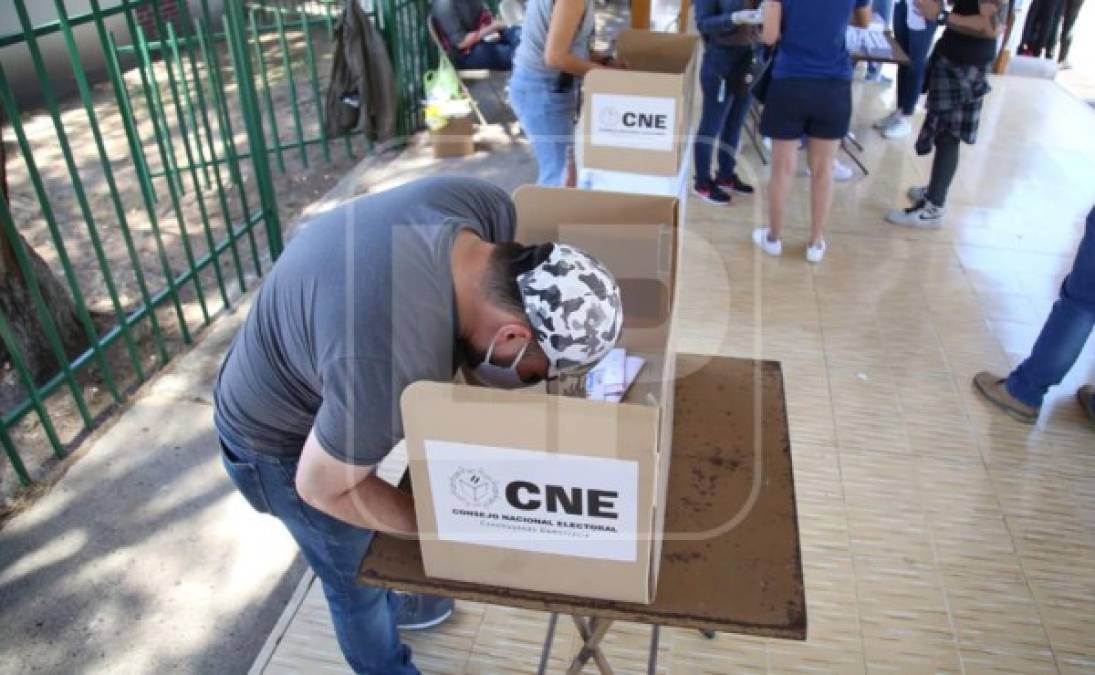 Hondureño ejerciendo su voto a través de las papeletas asignadas.