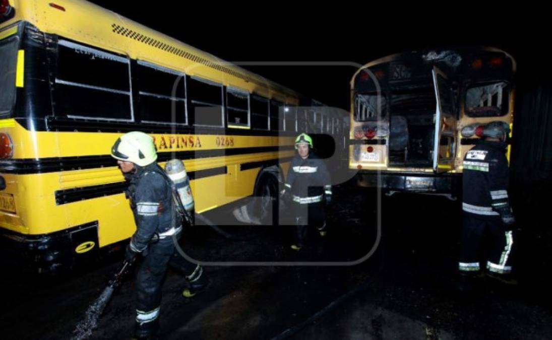 Reynaldo Turcios, oficial de los bomberos de la segunda ciudad de Honduras, relató a la AFP que los pandilleros llegaron la noche del jueves en un vehículo y varias motocicletas a un taller mecánico de la colonia Los Angeles, rociaron de gasolina los seis vehículos y les prendieron fuego.