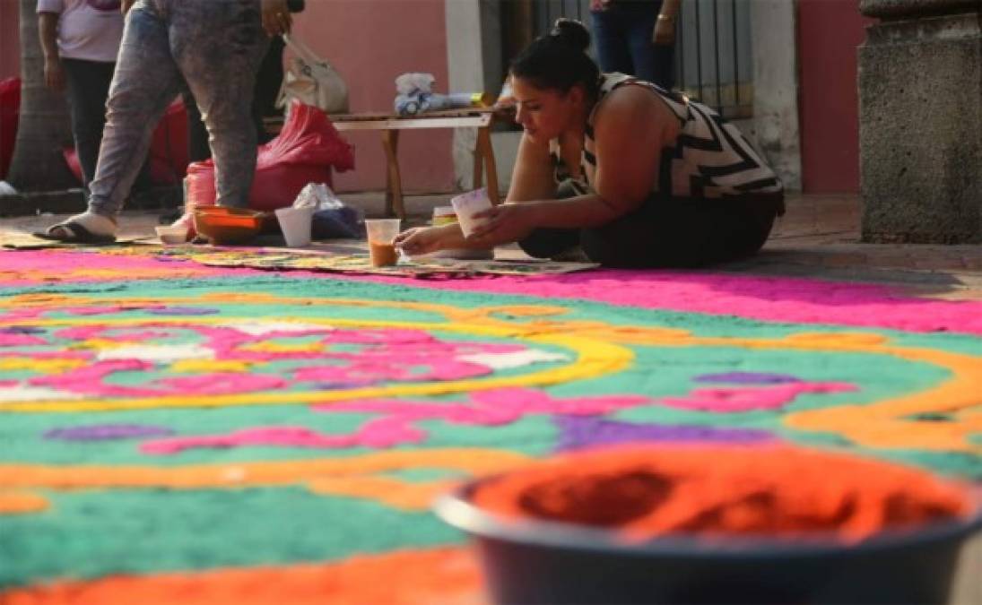 Bellas alfombras engalanan las calles de Comayagua en Semana Santa.