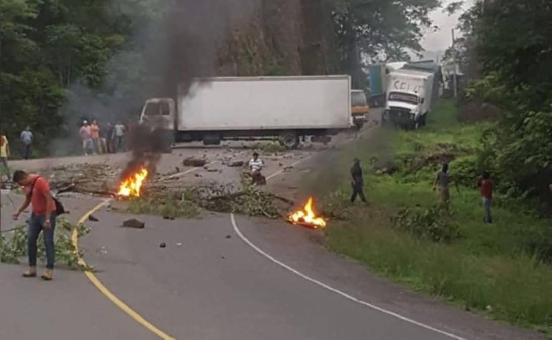 Bloquedo de una carretera en el departamento de Santa Bárbara.