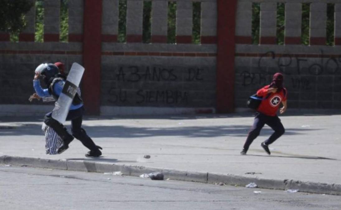 Un grupo de estudiantes de la Unah encapuchados se enfrentaron a agentes de la Policías Nacional en el bulevar Suyapa de Tegucigalpa.