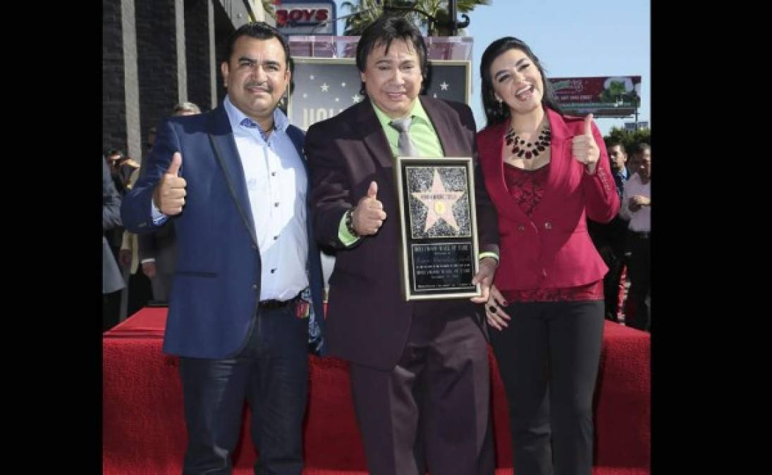 El hondureño, acompañado por los cantantes Graciela Beltrán y Tony Meléndez, se sintió agradecido por tener su nombre en tan importante bulevar.