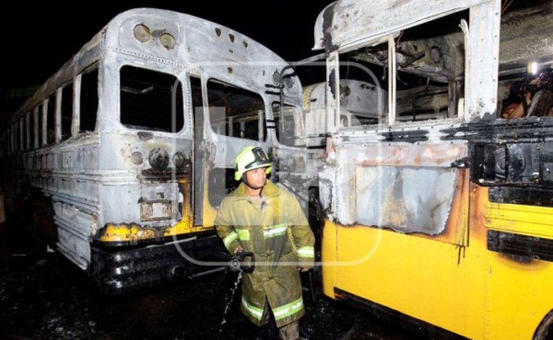 Pandilleros encapuchados incendiaron cinco autobuses del transporte público y un camión en San Pedro Sula, norte de Honduras, supuestamente por el cobro de una extorsión denominada 'impuesto de guerra', informaron este viernes las autoridades. Texto: AFP / Fotos: LA PRENSA