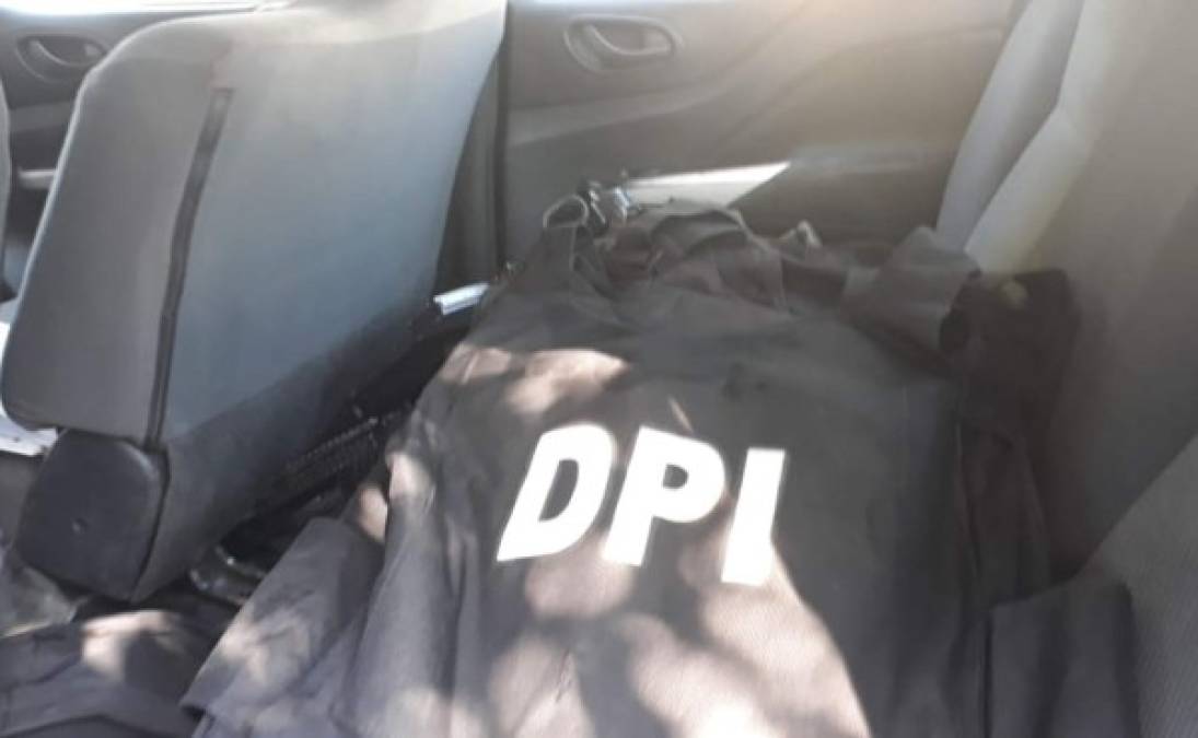 Los sujetos llevaban varios chalecos antibalas con insignias de la Dirección Policial de Investigaciones (DPI).