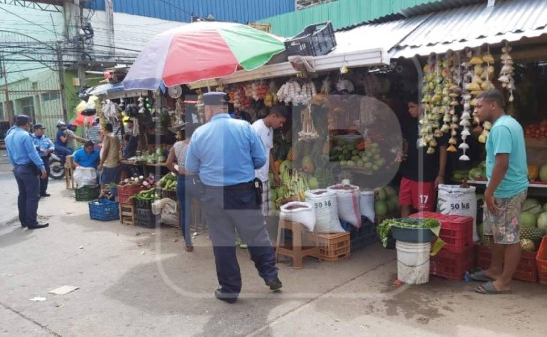 Algunas bodegas y puestas de venta del mercado San Isidro atienden a varios clientes que llegaron muy temprando en busca de productos de primera necesidad.