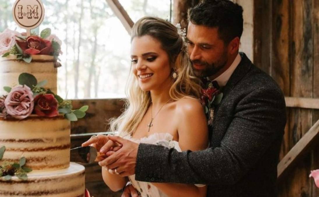 Isabella Castillo y Matias Novoa llevaron el amor que comparten en la serie de Telemundo a la vida real casándose el pasado viernes 11 de octubre en Carolina del Norte.<br/>