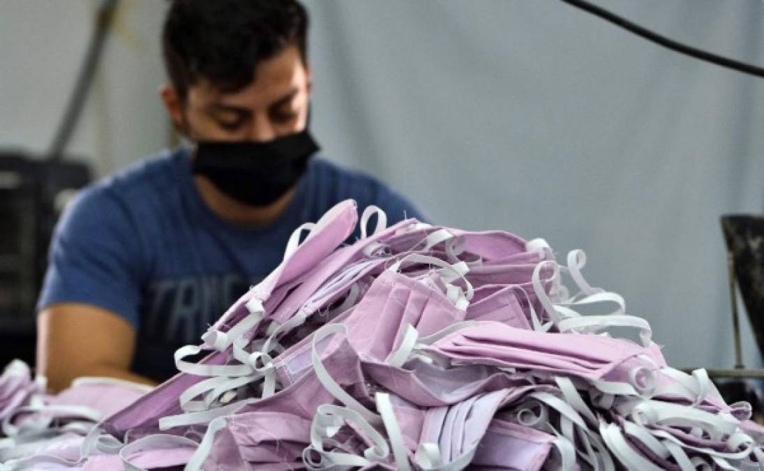 El personal de la Industria Militar de las Fuerzas Armadas de Honduras, realiza máscaras faciales para los miembros del sector de la Salud que están en primera línea en la lucha contra el nuevo coronavirus, COVID-19, en Tegucigalpa, el 1 de abril de 2020.