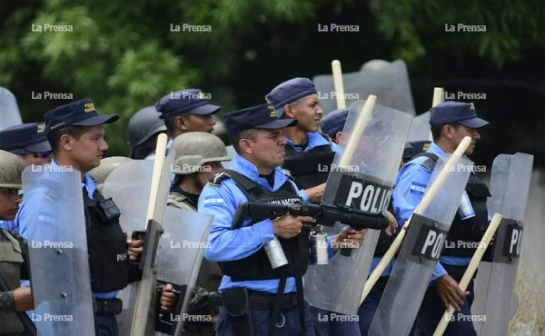 Miembros de la Policía Nacional tratando de disuadir las manifestaciones suscitadas este jueves tanto en San Pedro Sula como en Tegucigalpa.