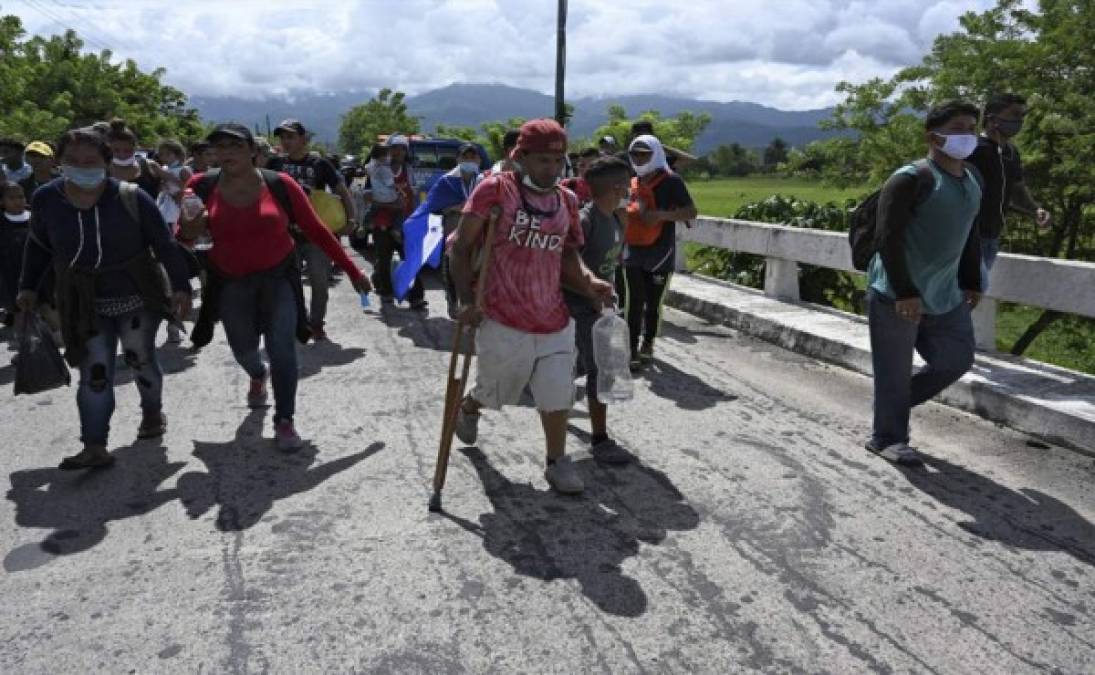 Migrantes hondureños caminan en Entre Ríos, Guatemala, luego de cruzar la frontera desde Honduras. Foto AFP