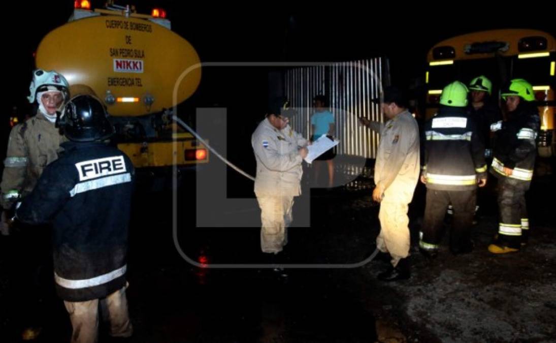 Los bomberos levantan el informe de los daños provocados por el incendio en los autobuses.