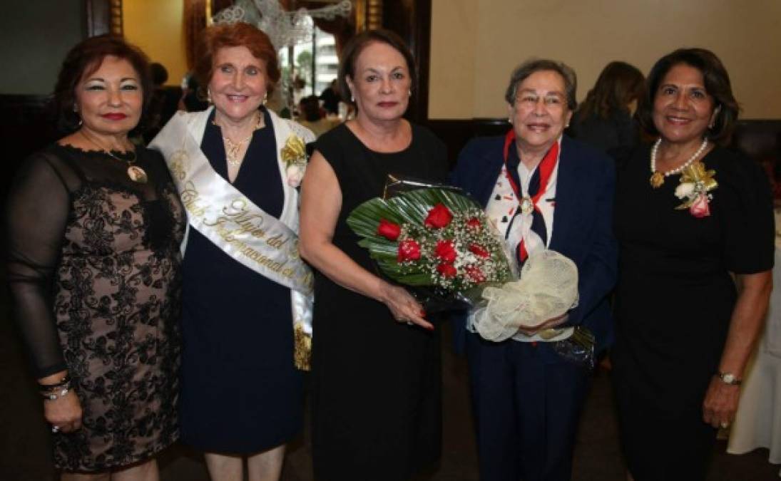 Gabriela Mejía, Mary Bendeck, Rosario Núñez, Virginia Corrales y Vilma Karow.
