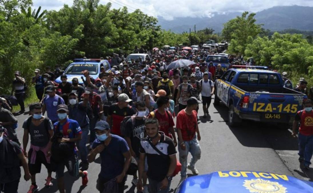 Cientos de personas migrantes caminando y usando una ruta migratoria muy transitada en tiempos del COVID-19. Foto AFP