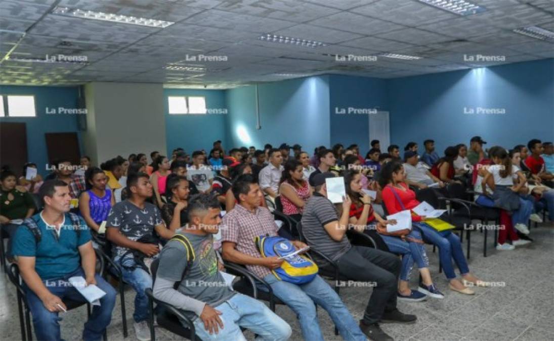 Después de esperar horas de pie son ingresados a una sala donde se les recibe la documentación para el trámite.