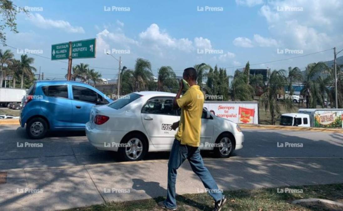 La protesta ejecutada por los taxistas ha provocado un caos vial y retrasos para los ciudadanos que se movilizaban a diferentes destinos.