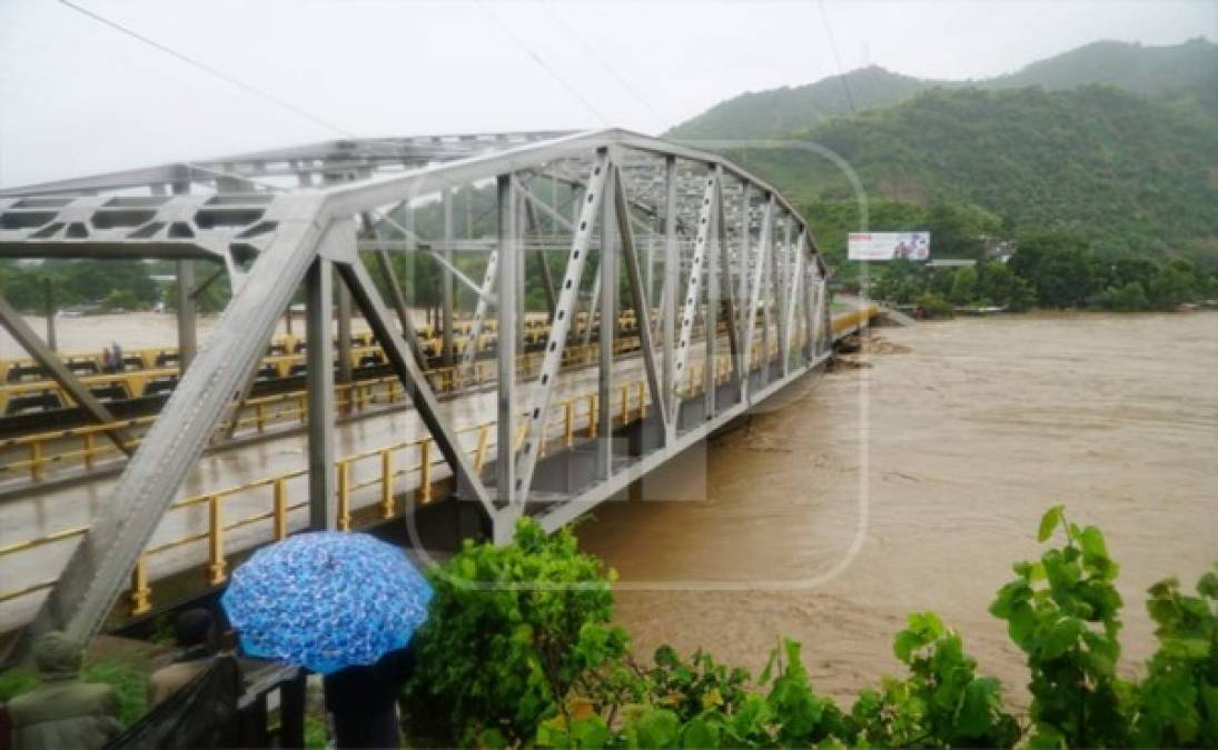 Varias colonias del sector comenzaron a registrar inundaciones este miércoles. Foto José Cantarero