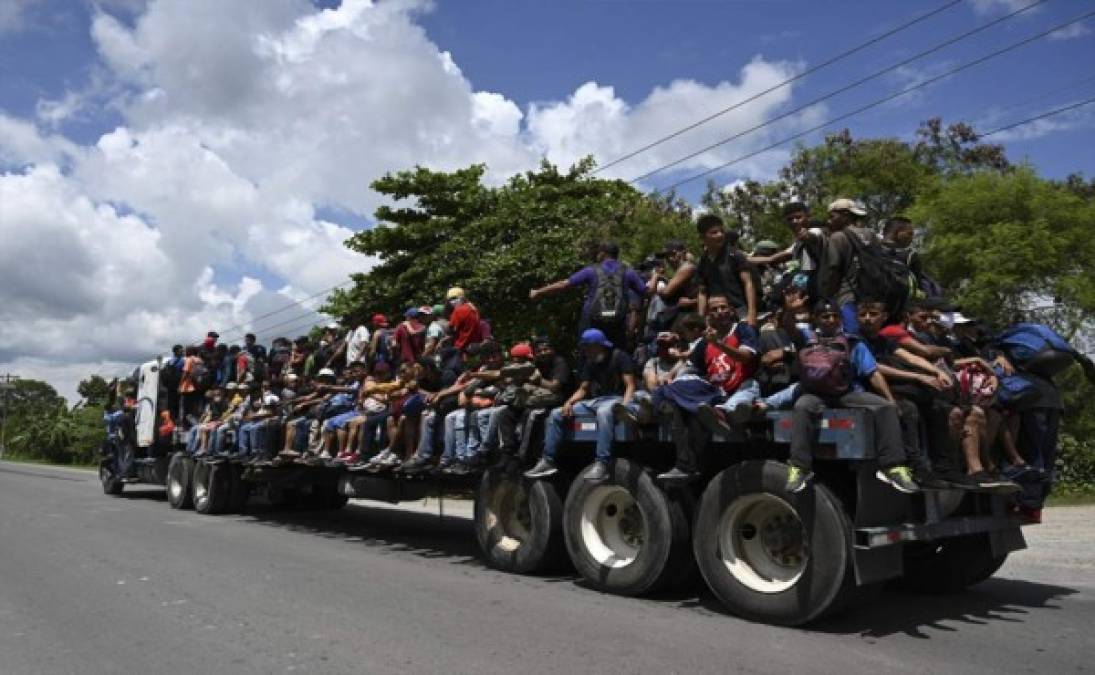 Los migrantes hondureños se van a bordo de un camión en Entre Ríos, Guatemala, después de cruzar la frontera con Honduras. Foto AFP