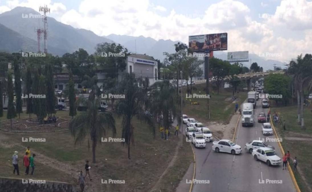 El bulevar del sur fue obstruído por los conductores desde tempranas horas, gritando y llevando consigo pancartas con distintos mensajes.