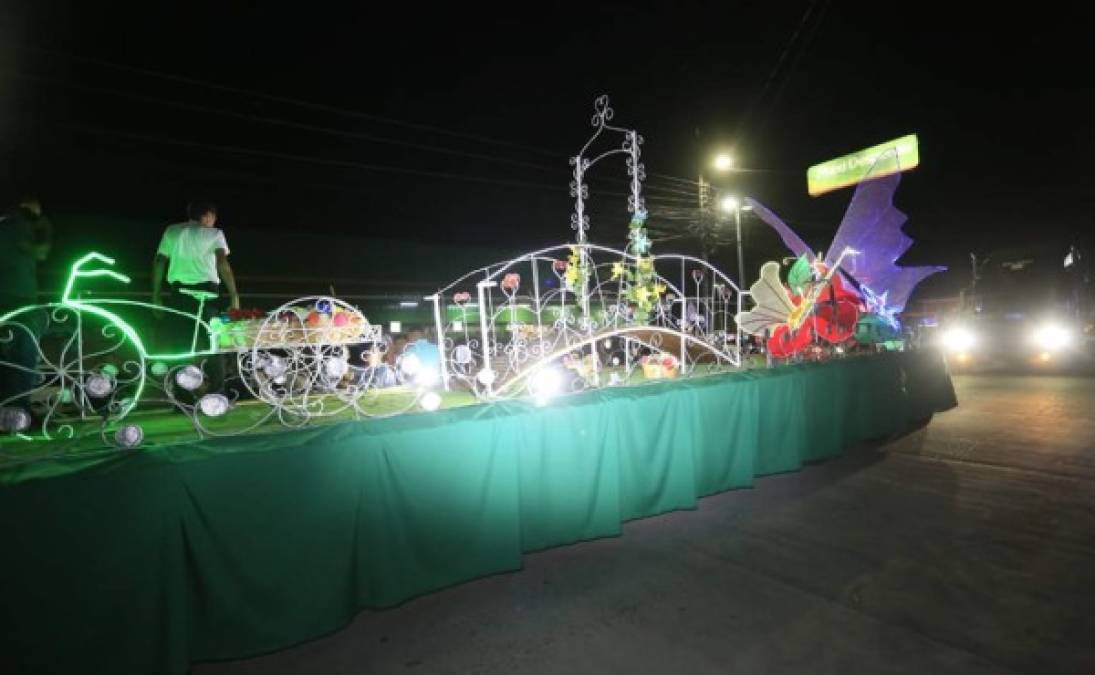 El último sábado de feria por la tarde se podrá apreciar el desfile de carrozas y comparsas en las principales calles de la ciudad, y por la noche la espectacular “Noche Agostina” También conocida como “Noche Veneciana” en la cual se pueden observar en la bahía del Puerto, el desfile de góndolas, coloridamente decoradas con diferentes temáticas, cerrando el desfile con una alborada de luces pirotécnicas lo que da paso al gran carnaval de cierre de la feria.