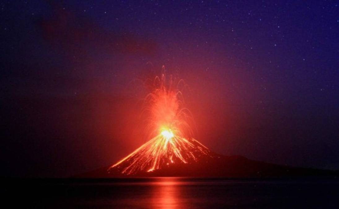 El volcán indonesio Anak Krakatau (en español, hijo del Krakatoa), que en 2018 casuó 439 muertos al provocar un tsunami, expulsó nubes de ceniza y humo a más de 500 metros de altura y magma por su ladera tras entrar en erupción, informan este sábado las autoridades locales.