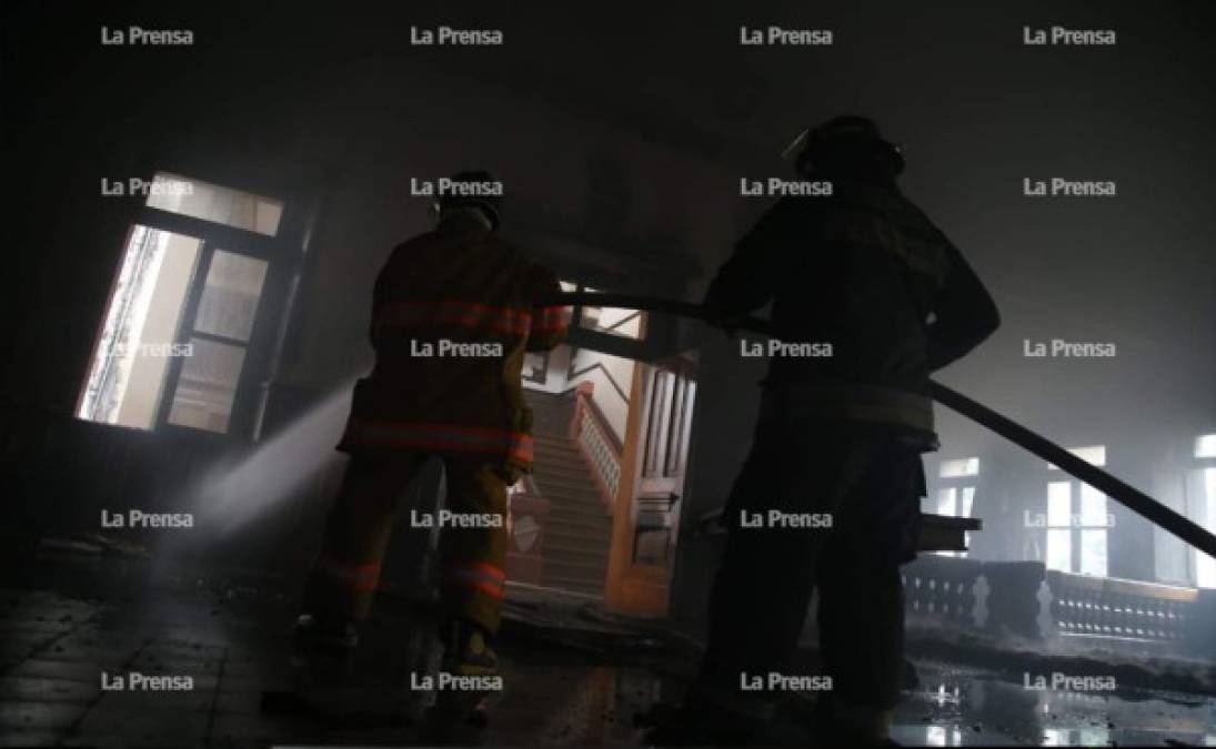 FOTOS: Fuego en edificios de Alcaldía de Tegucigalpa casi provoca tragedia
