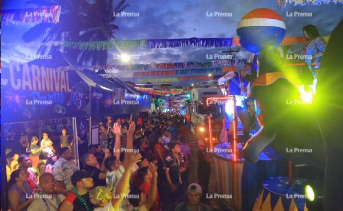 A las 8:00 pm de ayer sábado arrancó el esperado Gran Carnaval Internacional en la Feria Isidra de La Ceiba. Foto: Melvin Cubas.