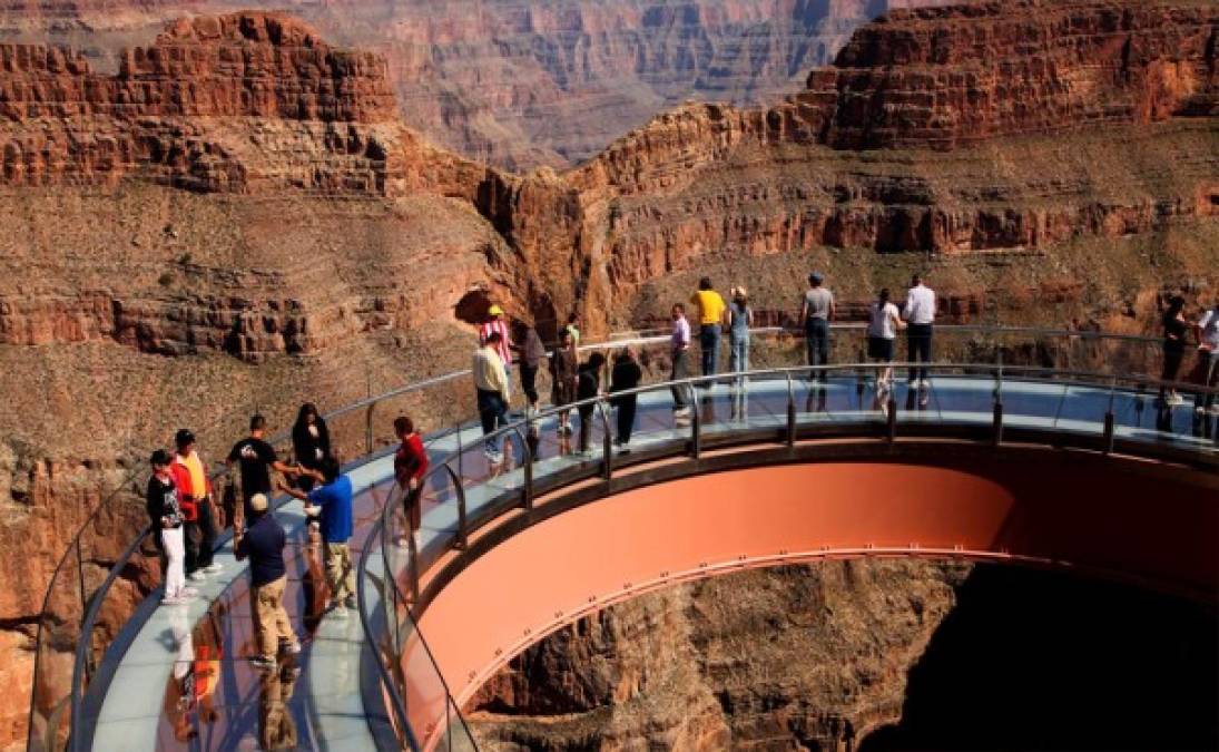 Un hombre de Hong Kong murió tras caer de más de 305 metros , desde el mirador del Gran Cañón en Arizona, mientras intentaba tomarse una fotografía. <br/><br/>El turista de 50 años llegó al lugar como parte de una visita y quiso aprovechar la hermosa vistada para captarse en una imagen.