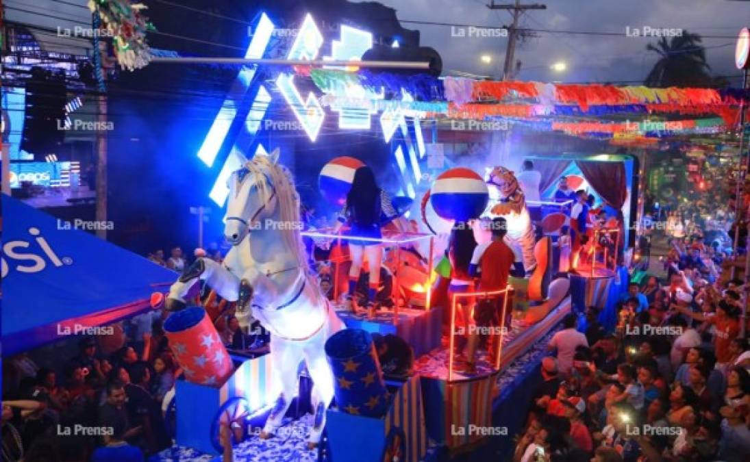 El ambiente generado durante las carrozas y el carnaval fue propicio para compartir entre familia y amistades. Foto: Melvin Cubas.