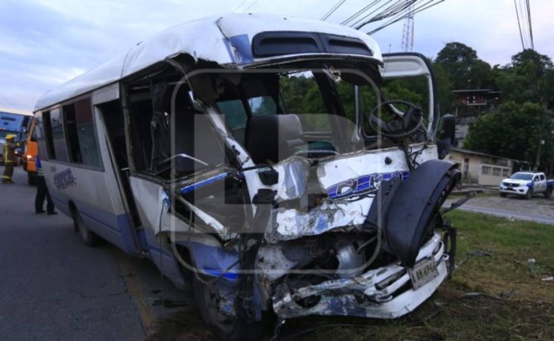 Tras impactar con un carro de una empresa privada, el bus de la empresa Citul chocó contra un poste del tendido eléctrico.