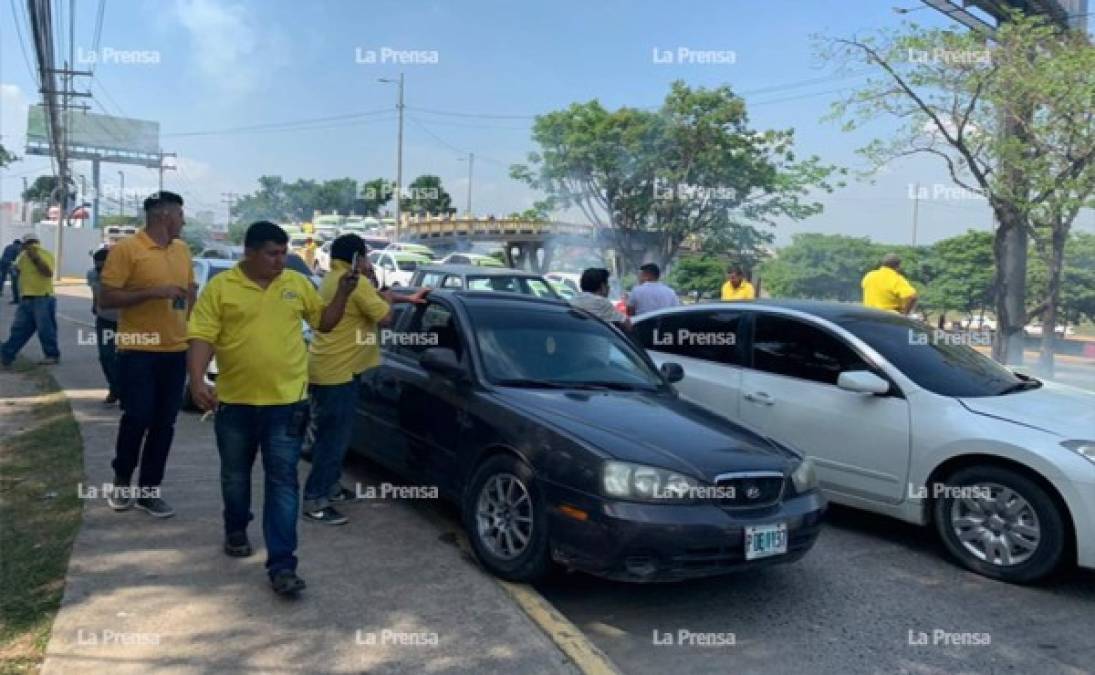 Lo recomendable es tomar vías alternas para poder transitar, ya que los taxistas bloquearon un acceso clave; es decir, la dirección sur de la ciudad.