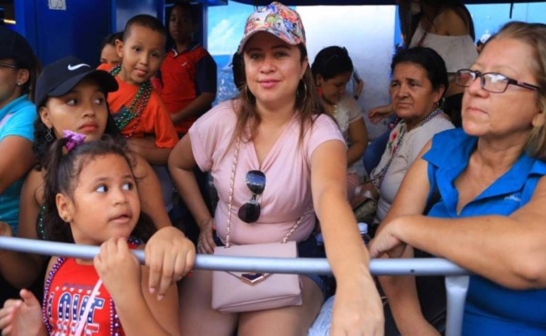 Familias enteras se movilizaron desde sus lugares de residencia para vivir al máximo el cierre de la Feria Isidra. Foto: Melvin Cubas.