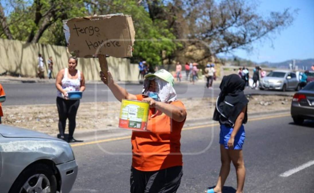 Pobladores de los barrios El Chorizo, La Divana y El Progreso salieron a pedir dinero al bulevar Fuerzas Armadas de la capital.