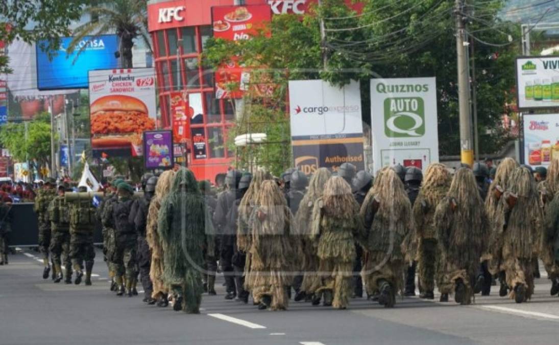 Grupos especiales de las Fuerzas Armadas también marcharon en este Bicentenario.