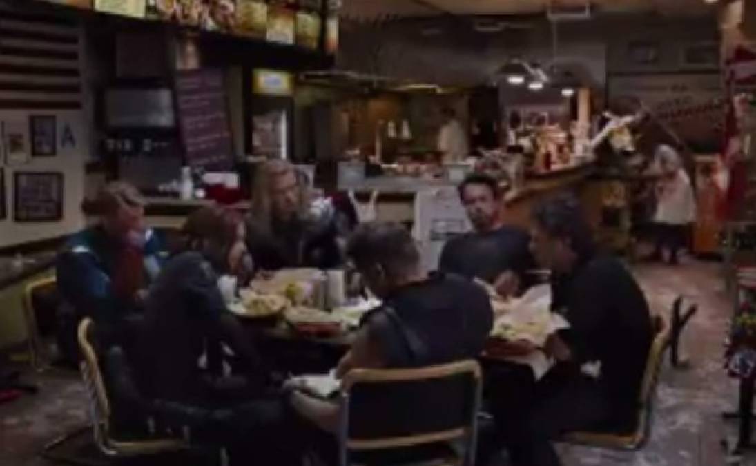 AVENGERS I.1: En la primera entrega hubo una escena extra tan sencilla y cómica como ninguna otra. Los vengadores salen comiendo Shawarma (Pan turco). Dicha escena no apareció en los cines de Europa porque se grabó después de ser estrenada.