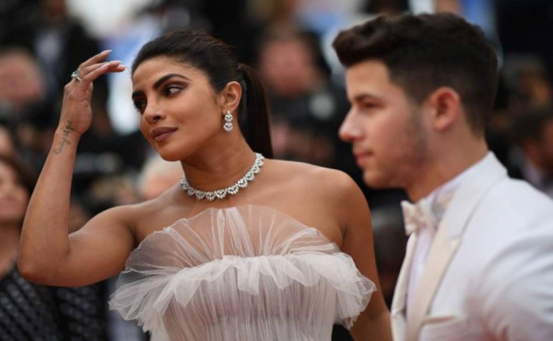 El Festival de Cannes celebrado en Francia abrió el pasado martes su 72 edición y se ha vestido de gala con el desfie de varios famosos.<br/><br/>La modelo y actriz india Priyanka Chopra ha sido una de las celebridades que más ha acaparado la atención en el festival.