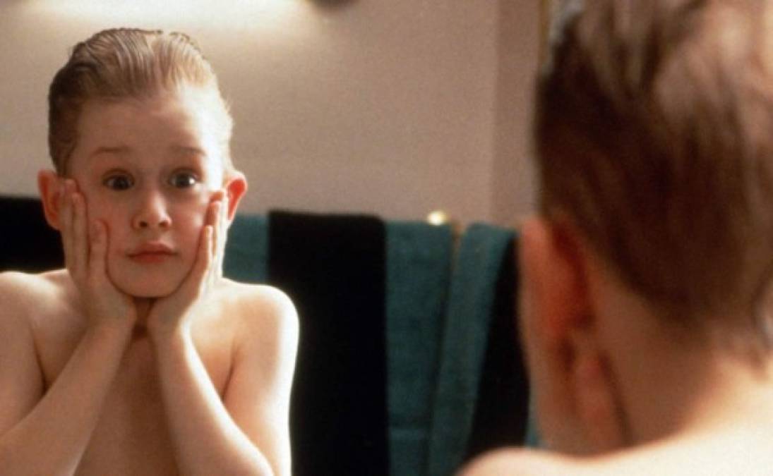 Una de las escenas más recordadas de 'Mi Pobre Angelito'. Kevin Mc Allister -interpretado por Macaulay Culkin- usa loción luego de afeitarse.