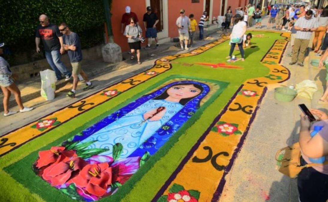 Las alfombras son ejemplo de arte y color en Semana Santa.