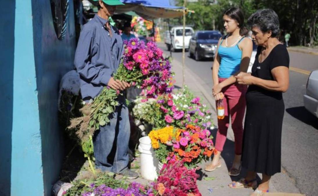 Un hombre vende flores este sábado durante la conmemoración del Día de Muertos, en un campo santo de Tegucigalpa (Honduras).
