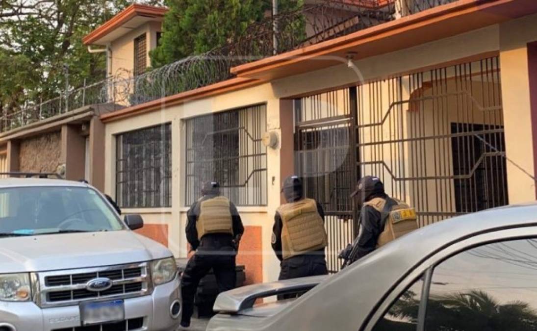 Una casa era la fachada para que en el interior funcionara un centro de operaciones. Las autoridades llegaron hasta este lugar tras varios días de investigación y seguimiento.