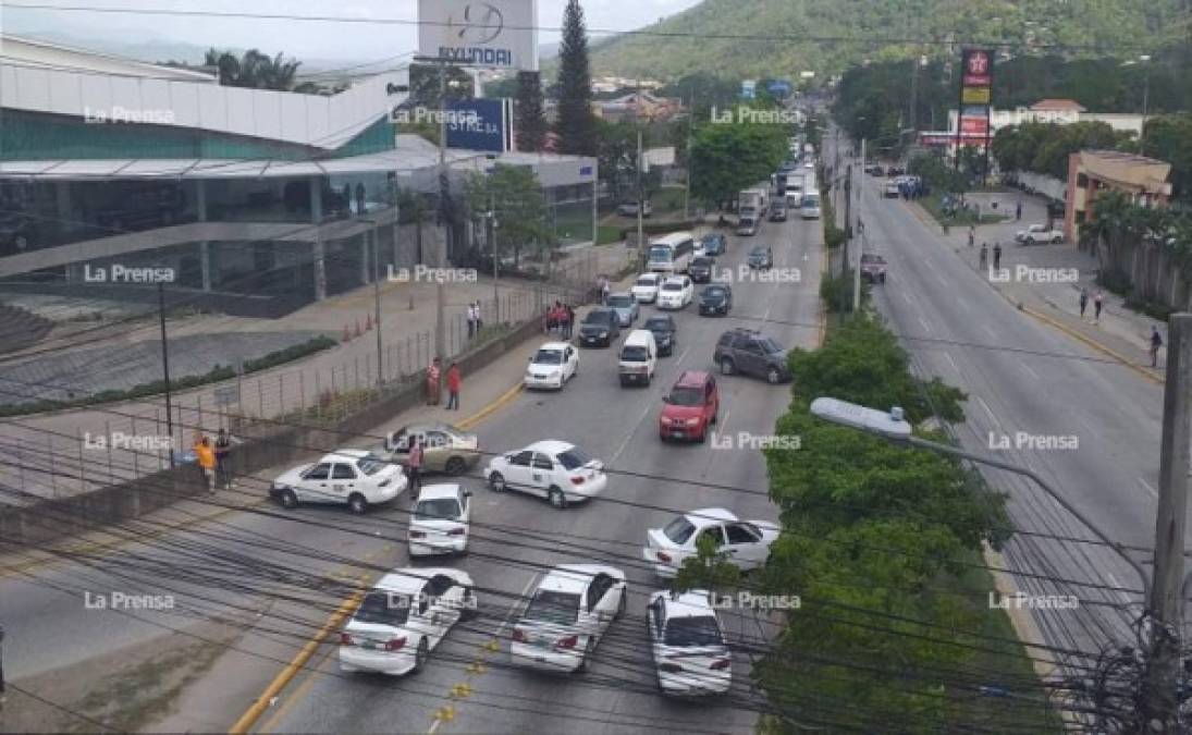 Los taxistas se apostaron muy cerca del ginmasio municipal y bloquearon el acceso a demás conductores.