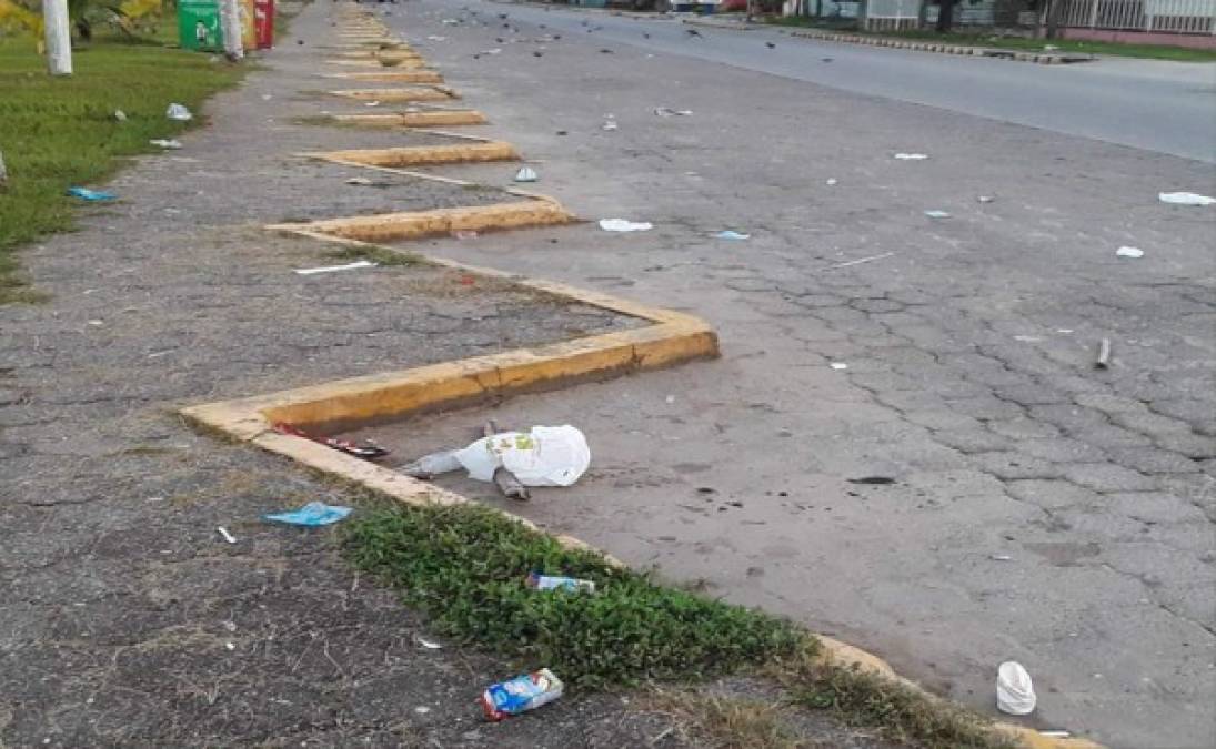 Basura en una de las calles contiguo a la playa municipal.