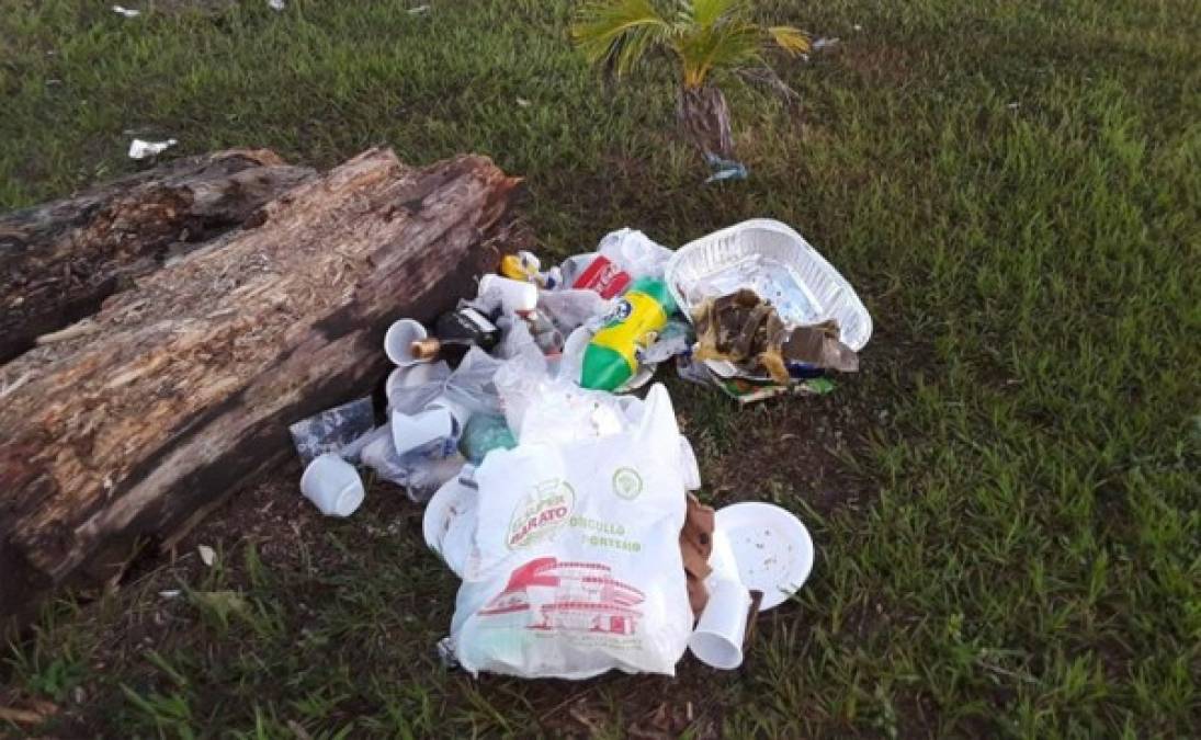 Los visitantes, sin menoscabo alguno, dejaron la basura en casi toda el entorno de las aguas.